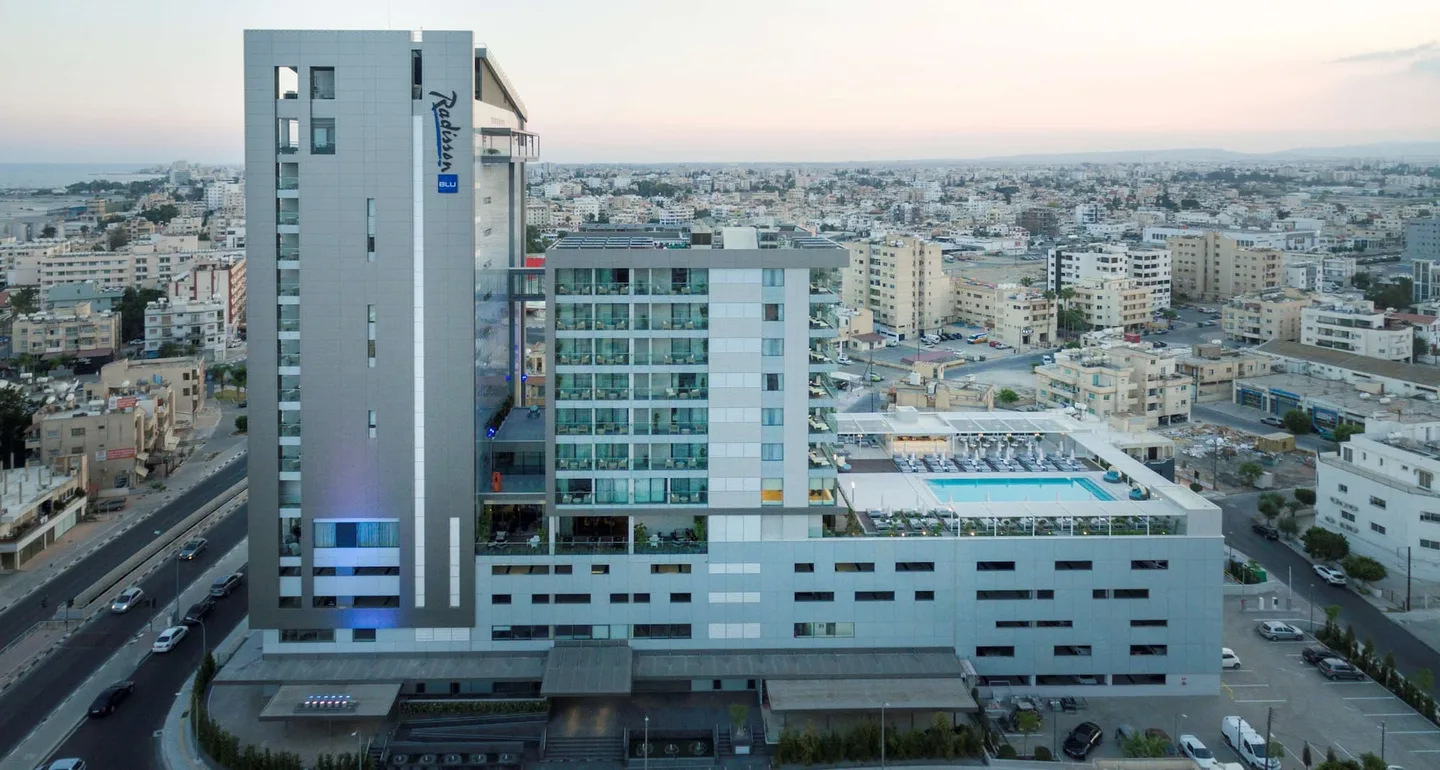 拉纳卡丽笙蓝标酒店外观，俯瞰附近街道与建筑
